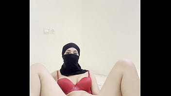 Gadis Arab Berhijab Nikmat Memuaskan Nafsu, Jilbab Terbuka Saat Jari Menggoda Klitoris Dan Memainkan Memek