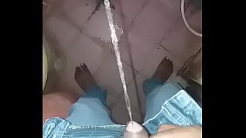 Kontol Desi Yang Gede Menyemprotkan Air Seni Dengan Nikmat