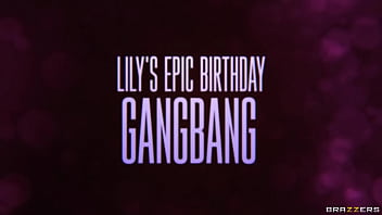Pesta Ulang Tahun Gila Lily: Dihardcore Bergilir Oleh Banyak Pria, Abigaiil Morris Dan Lily Lou / Brazzers / Masukkan Kode Xvpromo Di Situs Resmi Untuk Diskon