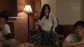 Nona Jepang Menggeliat Di Sofa Sambil Main Game Dengan Gerakan Sensual