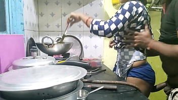 गाँव से आई नादान मेड को कुछ पता नहीं था, तो मालिक ने उसका फायदा उठाकर उसे चोद डाला