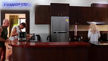 Nyaris Ketahuan Dikentutin Sperma Di Pantat Sambil Ngentot Dari Belakang, Ibu Mertua Lagi Masak Sarapan Di Dekat Situ.