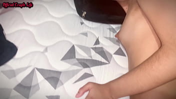 Setiap Istri Keluar, Anak Tiriku Yang Muda Dan Menggoda Langsung Menawarkan Pantatnya Yang Menggairahkan