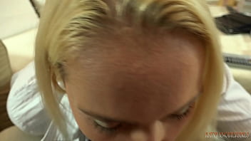 Memeras Ibu Tirimu Yang Seksi Sampai Dia Mau Ngentot Dan Menghisap Kontolmu