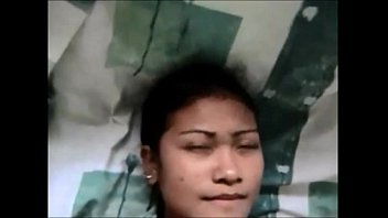 Tangan Asia Mengguncang Batang Besar Hingga Muncrat Deras Di Wajah
