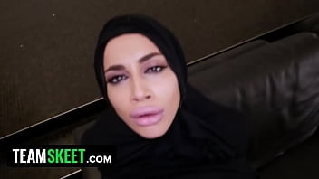 Gadis Muslim Arab Montok (victoria June) Selingkuh Dari Suami Sambil Masih Berhijab – Teamskeet