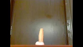 Gadis Asia Manis Mainin Mainan Sambil Nungging Di Depan Kamera