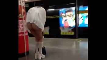 Gadis Asia Di China Cabut Pembalut Di Tempat Umum, Tampil Menggoda