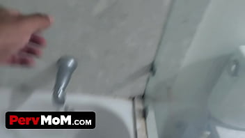 Anak Tiri Kutu Buku Butuh Bantuan Ibu Tirinya Untuk Menggoyang Memek
