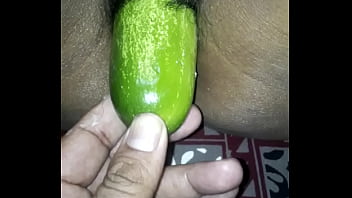 Istri Desi Melahap Mentimun Dengan Penuh Gairah