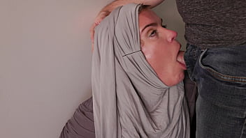 Perempuan Berhijab Cosplay – Wajah Milf Amerika Dihujani Sperma
