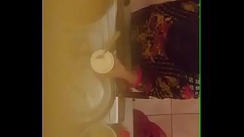Tante Desi Yang Hot Dengan Belahan Dada Menggoda