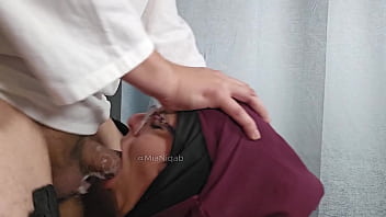Mia Berjilbab Babi Sialan, Dihisap Kontol Sampai Tembus Tenggorokan
