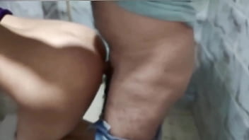 Goyang Memek Arabku Yang Haus Di Toilet Dengan Kontol Besar