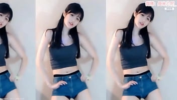 Em Gái Trung Mặc Váy Ngắn Cũn Nhún Nhảy Mời Gọi Các Anh