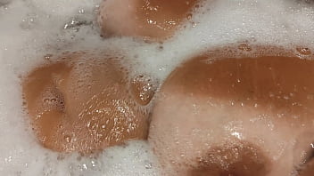 Adik Tiri Yang Panas Dan Kecokelatan Menggoda Di Kamar Mandi Usai Liburan Dari Turki