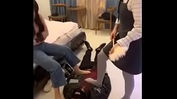 Gadis-gadis Tiongkok Yang Menggoda Mempermalukan Budak Fetish Mereka