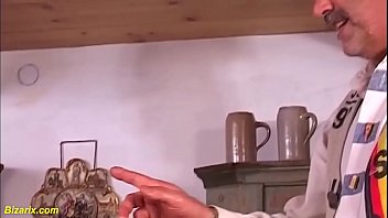 Ibu Jerman Dipuaskan Dengan Dua Tangan Di Lubang Pantatnya
