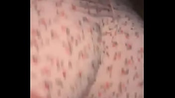 Gadis Muslimah Berjilbab Memamerkan Pantat Arabnya Yang Montok – Goyangan Solo, Merentang Dan Menggoda Dengan Pantulan Seksi