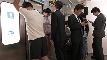 電車で痴漢に弄ばれる熟れた五十路母、福富りょう