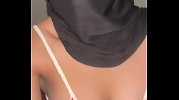Payudara Montok Hijabers Arab Bergoyang Liar | Gadis Muslim Nakal Pamer Tetek Sempurna