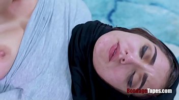 Gadis Berhijab Dihardiki Abang Tiri – Jezebeth