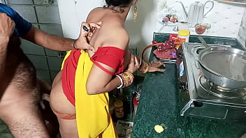 मालिक ने रसोई में ले जाकर 21 साल की फूल जैसी नाजुक कामवाली लड़की को जमकर चोदा