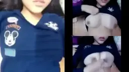Gadis Cina Belia Pamer Payudara Montok Yang Menggoda