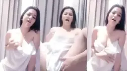 Rosalinda Mengocok Sambil Mengaduh Nikmatnya