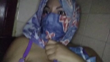 Ibu Berhijab Arab Asli Bermasturbasi Saat Suami Di Kamar Lain, Memancurkan Pussynya