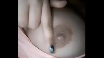 Gadis Desi Memamerkan Payudara Panasnya Yang Menggoda