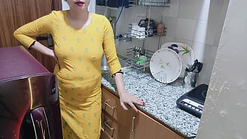 Aku Menemukan Ibu Tiriku Yang Bergairah Di Dapur – Film Panas Berbahasa Hindi
