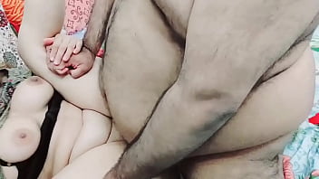 Ibu Tiri Desi Menangkap Anak Tirinya Masturbasi Dengan Bra Dan Celana Dalamnya, Lalu Membantunya Keluar Dengan Suara Hindi Kotor Yang Menggairahkan