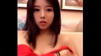 Gadis Tionghoa Cantik Memamerkan Payudaranya Yang Menggoda