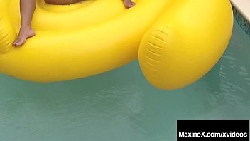 Maxine X, Milf Asia Yang Bergairah, Menggapai Kenikmatan Dengan Mainan Penis Raksasa