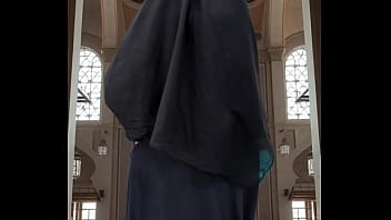 Mencoba Abaya Dan Hijab Dengan Gaya Yang Menggoda