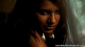 Gadis India Melepas Busana Demi Malam Penuh Nafsu