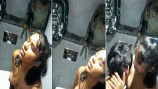 Cowok 18 Tahun Di Kampus Jilat Memek Pacarnya Di Toilet Umum