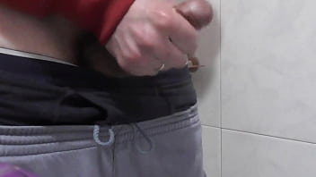 Masturbándome Hasta Correrme En El Baño De La Madre De Mi Esposa.