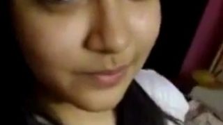Gadis India Telanjang Memperlihatkan Payudaranya