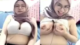 Jilbab Seksi Bergaya Dengan Kacamata Dan Toge Yang Menggoda
