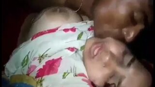 Pasangan Suami Istri Bercinta Panas Di Tengah Malam Dengan Gaya Desi Yang Menggoda