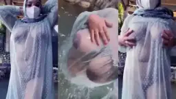 Tante Jilboobs Menggoda Dengan Baju Transparan Di Tempat Umum