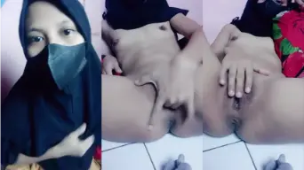 Ukhti Merintih Kesepian, Menggairahkan Diri Saat Ditinggal Suami
