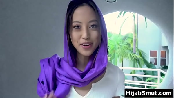 Gadis Muslimah Panas Tak Henti Membayangkan Ngeseks