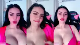 Alondra, Selebgram Dengan Payudara Besar Yang Menggoda