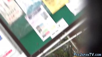 Pelacur Jepang Mengencingi Tanah Di Luar Ruangan