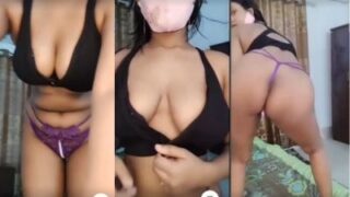 Gadis Desi Bugil Menggoyangkan Tubuhnya Dengan Sensual Demi Memenangkan Permainan Daring