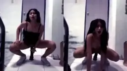 Gadis Muda Menggairahkan Menggoyang Dildo Hitam Hingga Erang Nikmat