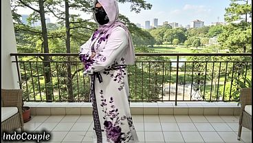 Istri Berhijab Yang Genit Dan Doyan Selingkuh, Kami Bertemu Di Koridor Kampus Yang Sepi